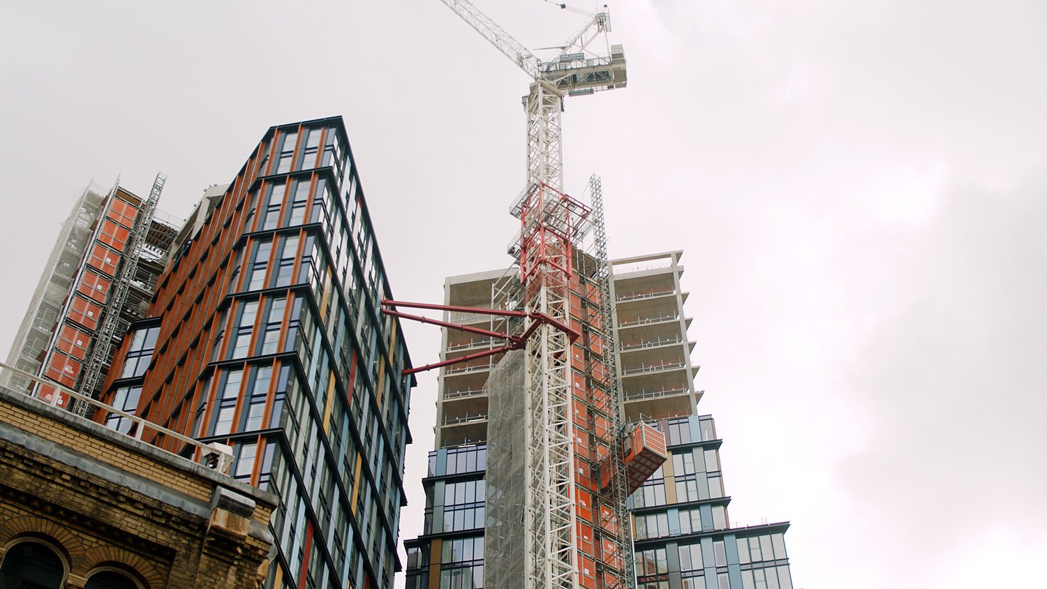 Bespoke RECO Common Tower at high-rise construction site next to a towercrane