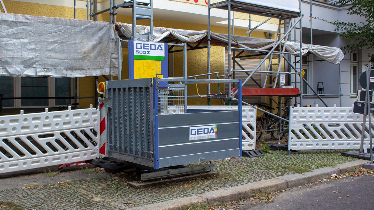 A GEDA 500Z Goods-only hoist for material transport