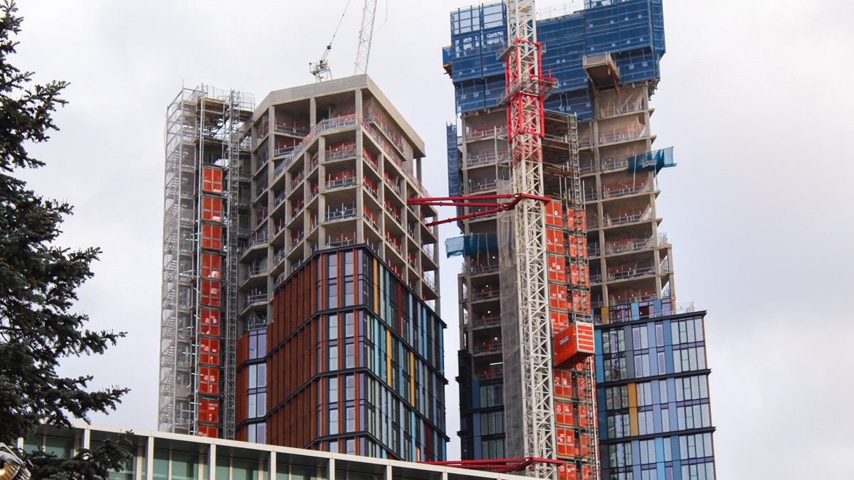 Two bespoke RECO Common Towers at high-rise construction site