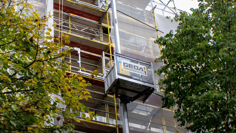 A GEDA 500Z Goods-only hoist for scaffolding transport